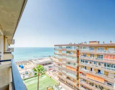 118 - ¡Moderno Apartamento en primera línea de playa en Fuengirola!