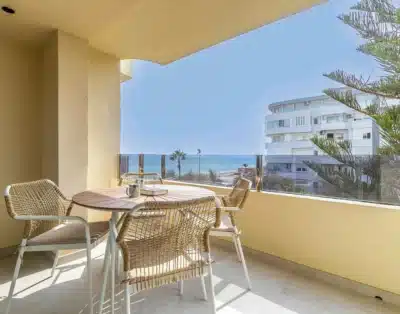 121 - Espectacular Apartamento en Primera Línea de Playa con Vistas al Mar, Piscina y Moderno Diseño Escandinavo, Fuengirola